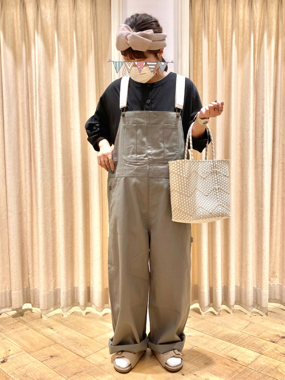 グリーン系のサロペット/オーバーオール、ベージュ系のトートバッグ、ベージュ系のサンダルを着用したレディースの夏コーディネートの1枚目の写真