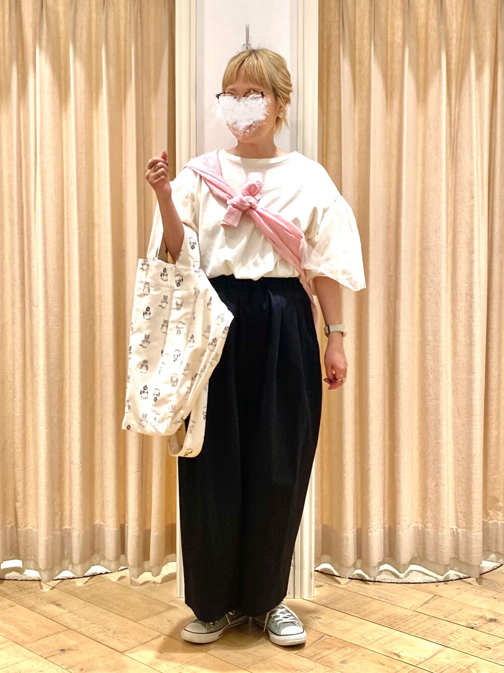 ホワイト系のTシャツ/カットソー、ピンク系のシャツ/ブラウス、ブラック系のその他パンツを着用したレディースの夏コーディネートの1枚目の写真