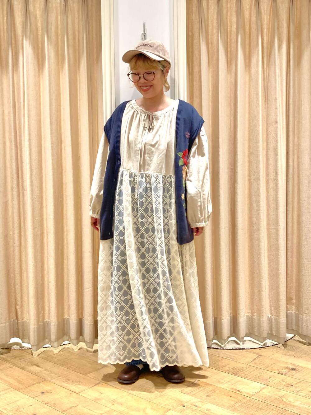 「Samansa Mos2、レースワンピース、ニットベスト、花刺繍」｜「Samansa Mos2の花柄刺繍ニットベスト（ベスト、ブルー系）」を使った、muttyさん（レディース・152cm）の秋コーディネートの1枚目の写真
