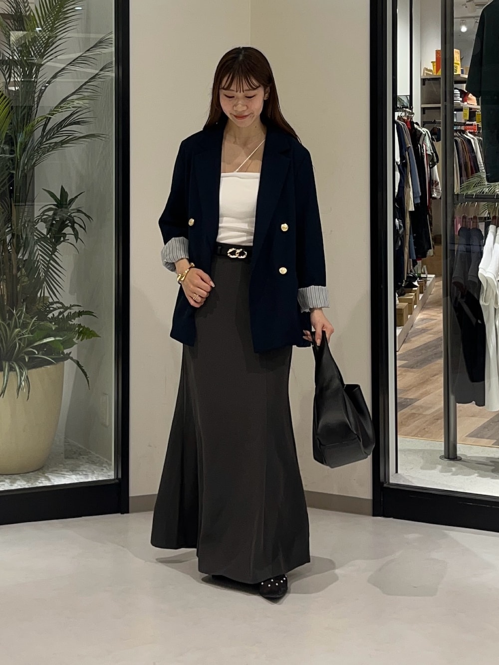 「休日スタイル、お出かけコーデ、マーメイドスカート、ショルダーバッグ、雨の日コーデ、デートコーデ、ロングスカート、きれいめカジュアル、ラクチンコーデ、大人コーデ、シンプルスタイル、outfit、春、おしゃれさんと繋がりたい、ジャケット」｜「ThevonのGOLDボタンテーラードジャケット（テーラードジャケット、ブルー系）」を使った、wakanaさん（骨格ナチュラル・レディース・161cm）の春コーディネートの1枚目の写真