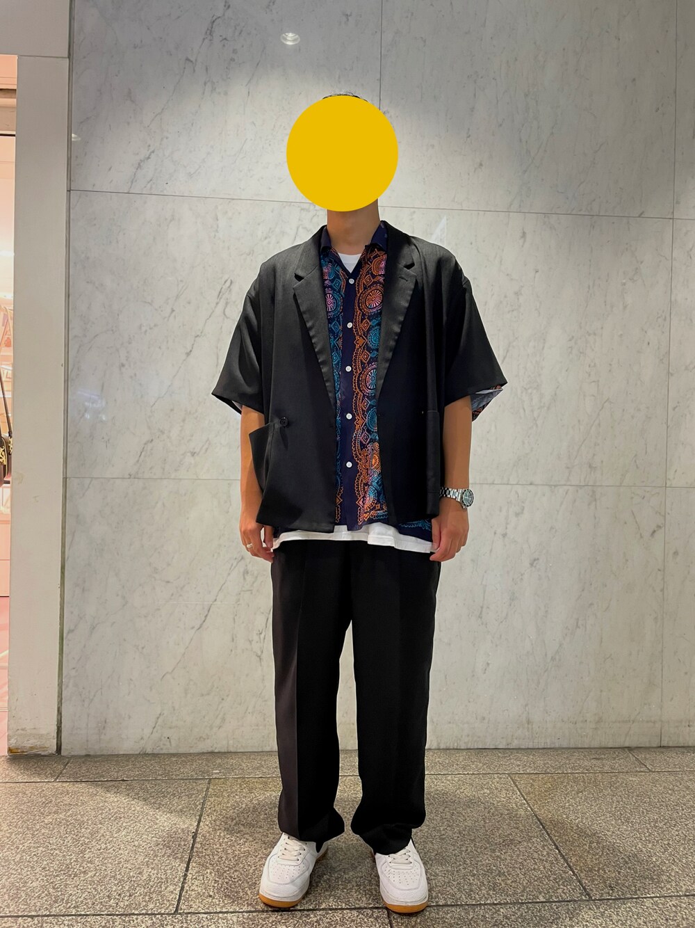 「休日スタイル、#今日のコーデ、ビックシルエット、ゆるコーデ、シャツスタイル、柄シャツ、セットアップ、セットアップスタイル、黒、スラックス」｜「NIKEのアイテム（スニーカー、ホワイト系）」を使った、だいすあんさん（メンズ・170cm）の秋コーディネートの1枚目の写真