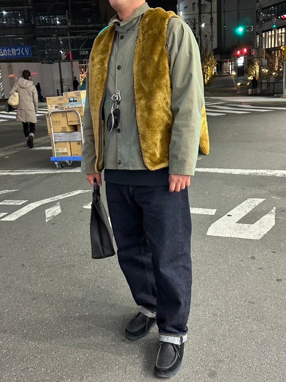 「カジュアルコーデ、オトナカジュアル、レイヤードスタイル、barbour、バブアー、バブアー男子、トランスポート、ベスト、デニムパンツ、YAECA、メンズファッション、春アウター、クラークス」｜「Barbourの【Barbour/バブアー】フロントジップ ファー ライナー ボアベスト（ベスト、ベージュ系）」を使った、だいすあんさん（メンズ・170cm）の春コーディネートの1枚目の写真
