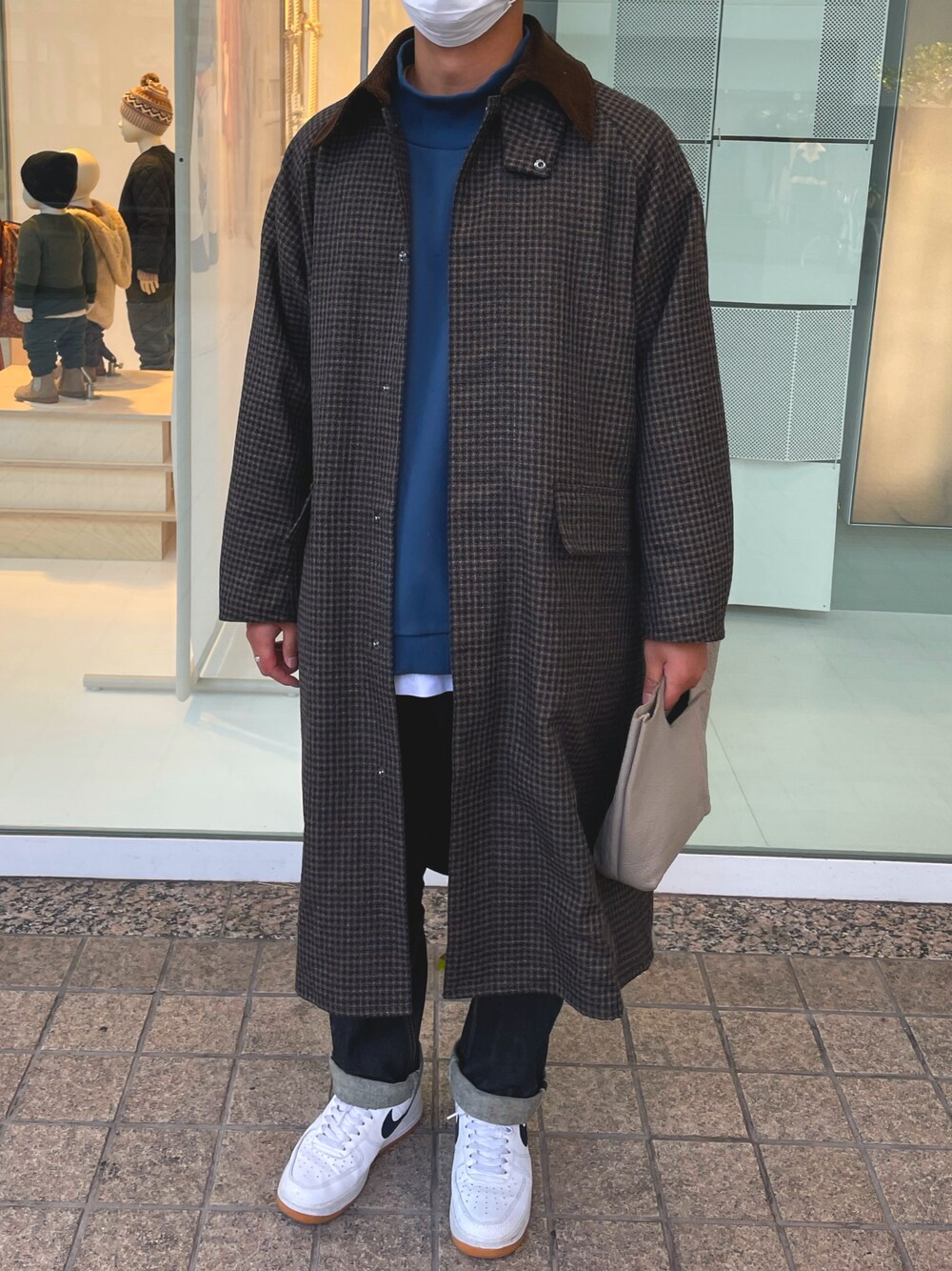 「休日スタイル、きれいめカジュアル、ミニバッグ、バブアー、バブアー男子、barbour、ロングコート、チェックコート、ブラウンコート、ブラウン×ブルー、デニムパンツ、スニーカーコーデ、スニーカー、エンダースキーマ、Hender Scheme」｜「MONKEY TIMEの＜monkey time＞ FRCH/TRY HI NECK/ハイネックスウェット（スウェット、ブルー系）」を使った、だいすあんさん（メンズ・170cm）の冬コーディネートの1枚目の写真
