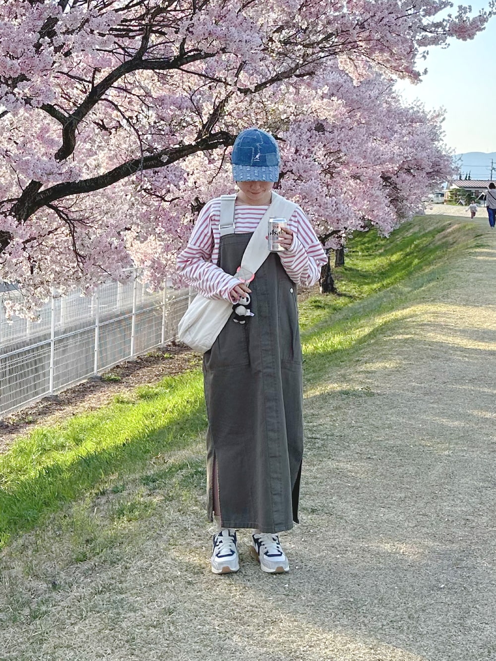 「ゆるコーデ、春ファッション、スニーカー女子、休日スタイル、ピンクコーデ、サロペットスカート、キャップ、ボーダートップス」｜「CrispのルーズボーダーチュニックTシャツ（Tシャツ/カットソー、ピンク系）」を使った、kさん（レディース・153cm）の春コーディネートの1枚目の写真