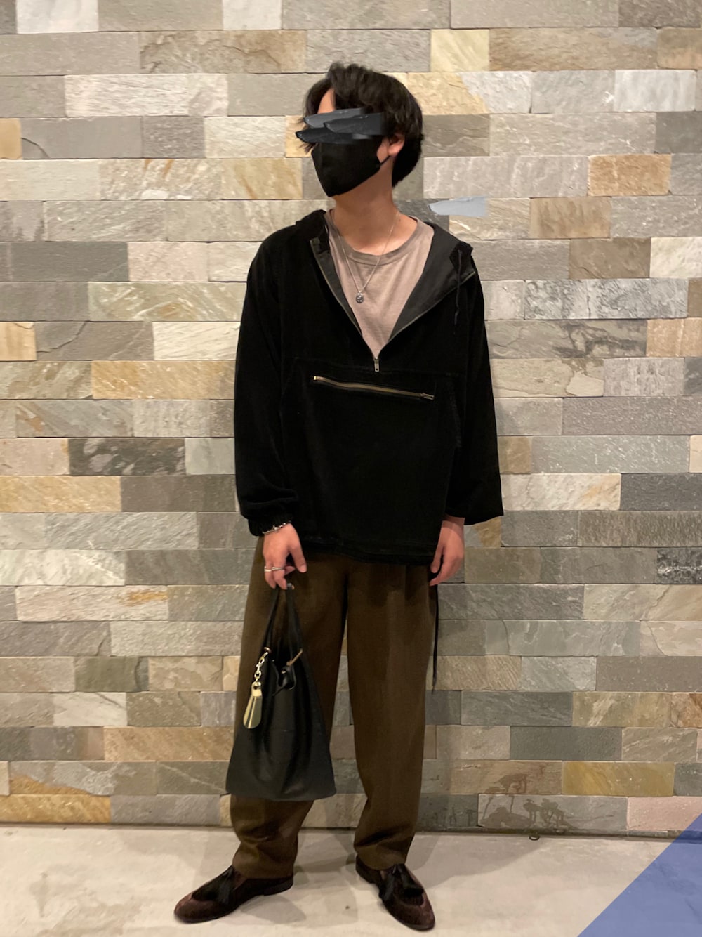 「コーデュロイ、シンプル、ブラック、ハロウィン、オーバーサイズ、休日スタイル、タックパンツ、ootd、今日のコーデ、お洒落さんとつながりたい、いいね、save、フォローお願いします🤑、wearhalloween2021」｜「sanforのアイテム（Tシャツ/カットソー、グレー系）」を使った、@____m2skさん（メンズ・182cm）の秋コーディネートの1枚目の写真
