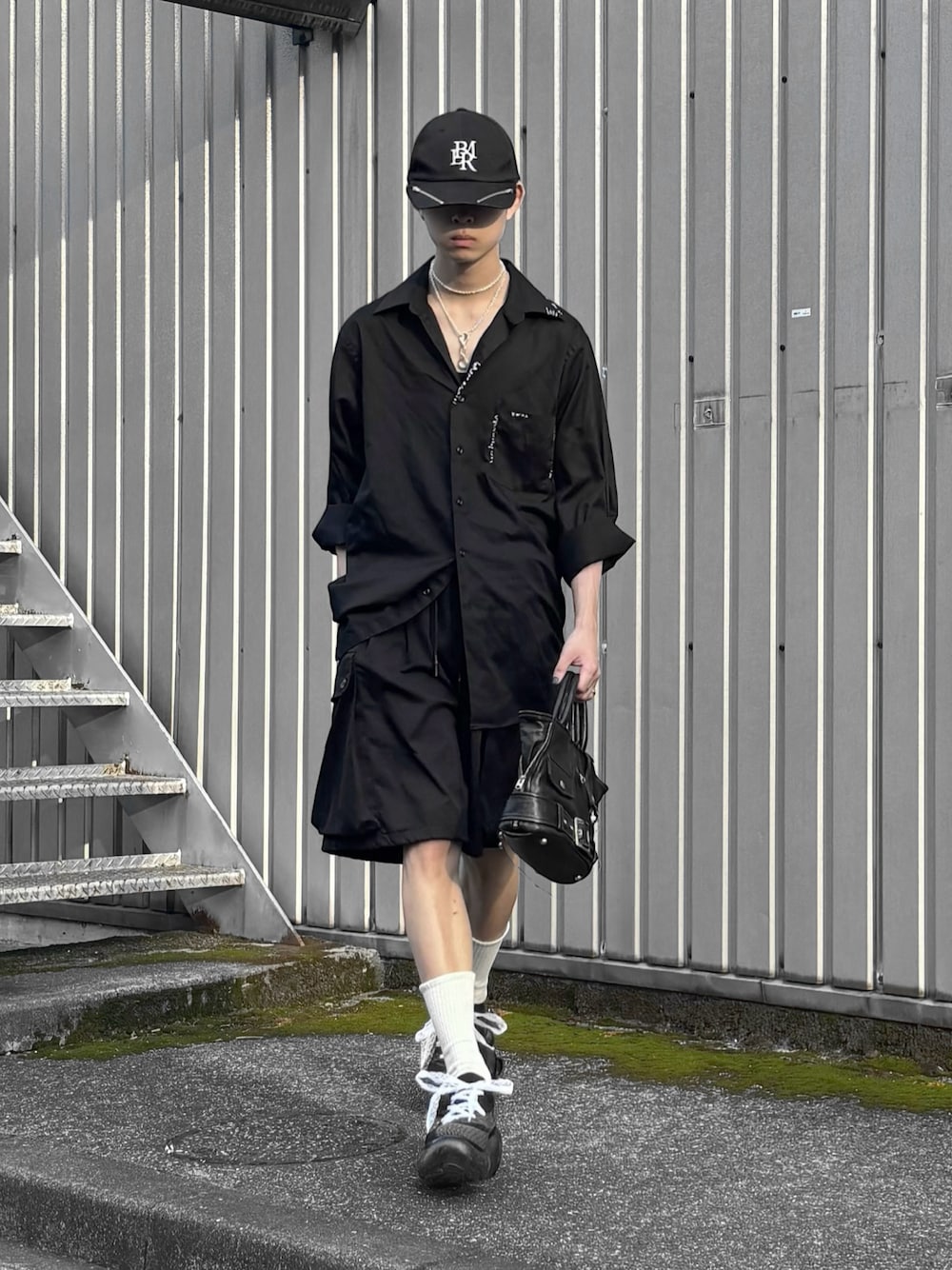 「夏ルックで気分アップ、厚底シューズ、シャツスタイル、シャツ、ショーツ、ハーフパンツ、オールブラック、キャップ、モード、シンプルスタイル、モノトーン、モノトーンコーデ、古着MIX、古着、シンプル」｜「BLAYMOREのSlide Zip Cap（キャップ、ブラック系）」を使った、Uminaさん（骨格ウェーブ・メンズ・169cm）の夏コーディネートの1枚目の写真