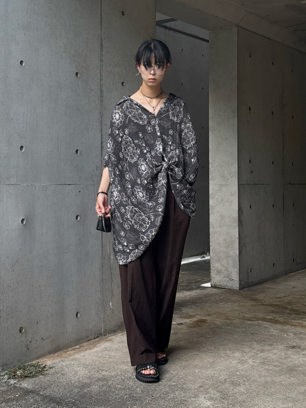 「レザー、ブラウン、秋服準備はじめました、スラックス、ブラウス、モード、アースカラー、サンダル、メガネ男子、きれいめカジュアル、古着MIX、古着、古着コーデ、オーバーサイズ、ビッグシルエット」｜「okinimesumamaniのアイテム（シャツ/ブラウス、グレー系）」を使った、Uminaさん（骨格ウェーブ・メンズ・170cm）の秋コーディネートの1枚目の写真