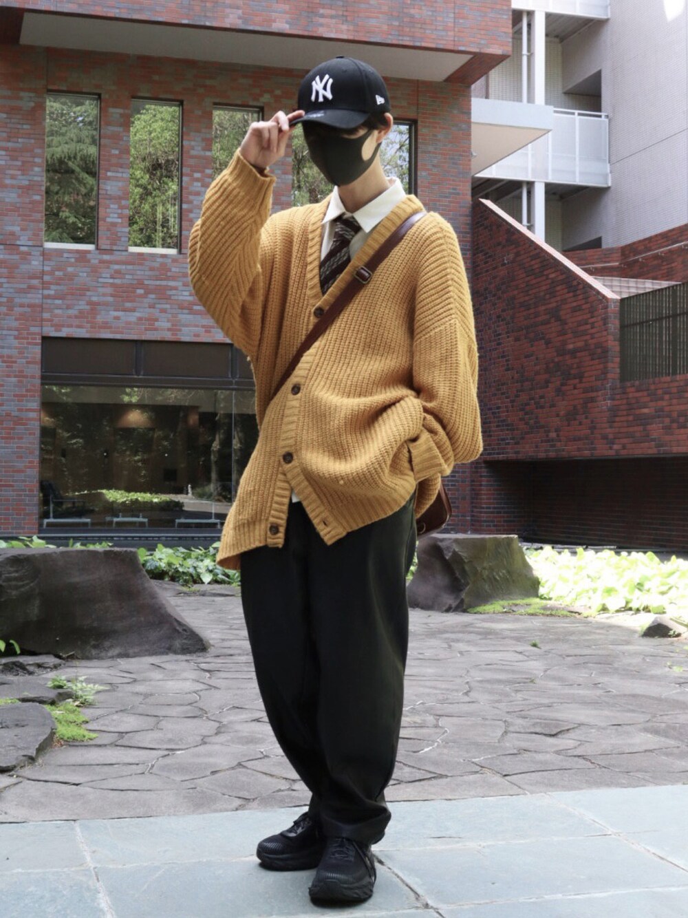 「メンズコーデ、春服、お洒落さんとつながりたい、スニーカーコーデ、シャツスタイル、ネクタイ、いいね、save、フォローお願いします🤑、いいね返し、レザーパンツ、カラーコーデ、差し色、キャップ、大人コーデ、リラックススタイル、フォローミー」｜「HOKAのHOKA ONEONE BONDI 7 / ホカオネオネ ボンダイ 7（スニーカー、ブラック系）」を使った、Uminaさん（メンズ・169cm）の春コーディネートの1枚目の写真