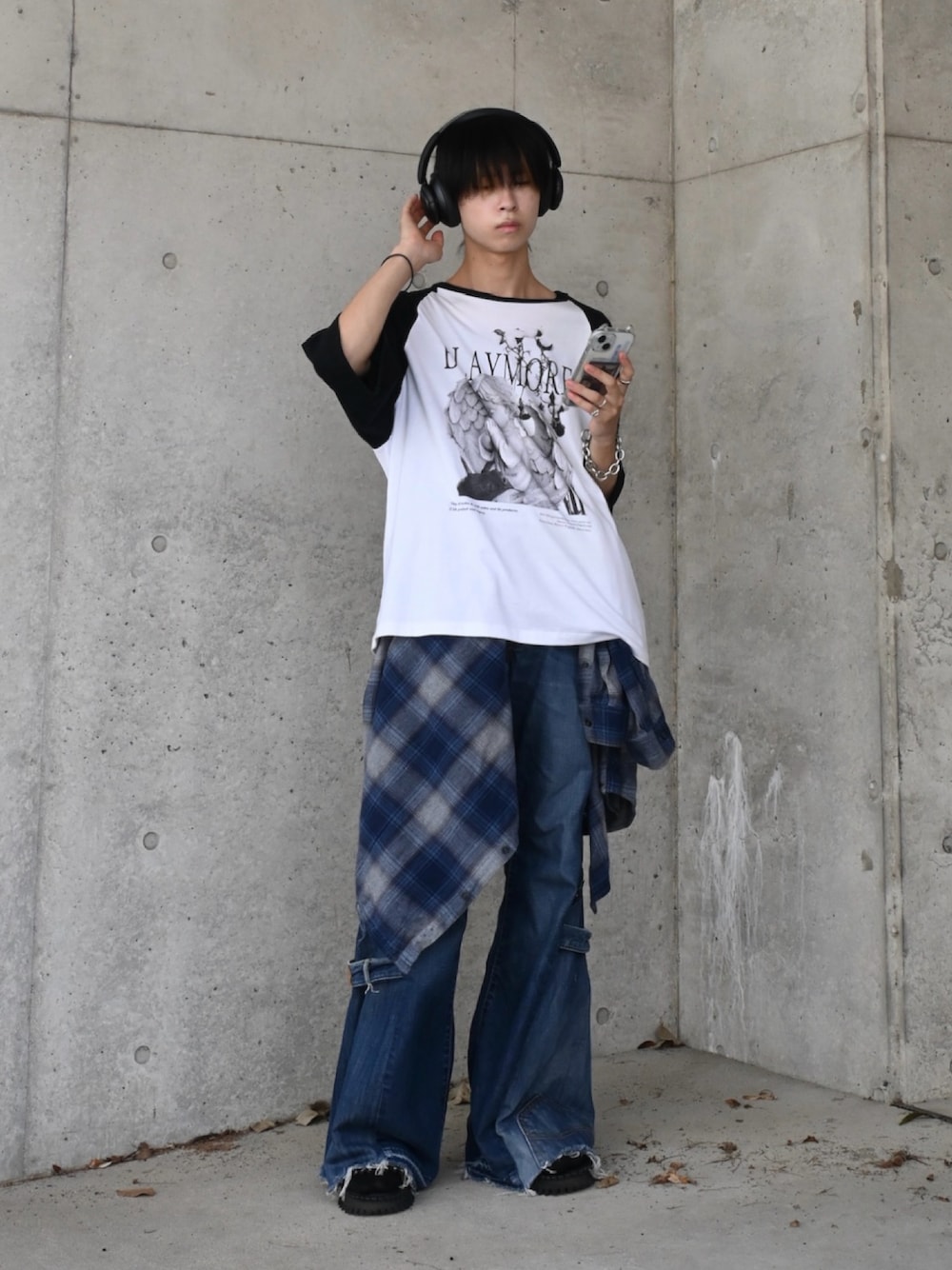 「チェック、レイヤードスタイル、秋っぽコーデ更新中、ラグランTシャツ、フレアパンツ、デニム、デニムパンツ、ヘッドホン、古着MIX、腰巻きスタイル、カジュアル、秋冬コーデ、大人コーデ、シンプルコーデ、秋服コーデ」｜「Re:Re:のアイテム（デニムパンツ、ブルー系）」を使った、Uminaさん（メンズ・169cm）の秋コーディネートの1枚目の写真