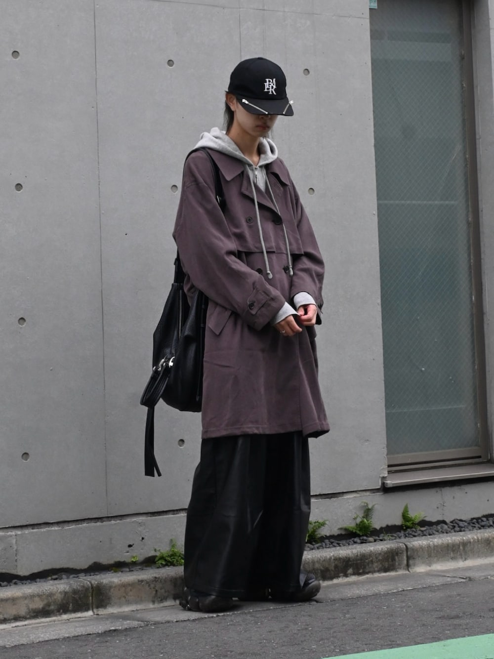 「レザー、ロングコート、パーカー、コート、キャップ、紫、ショルダーバッグ、秋コーデ、グレー、モノトーン、メンズコーデ、シンプルコーデ、きれいめカジュアル、お出かけコーデ、シンプルスタイル」｜「BLAYMOREのSlide Zip Cap（キャップ、ブラック系）」を使った、Uminaさん（メンズ・169cm）の秋コーディネートの1枚目の写真