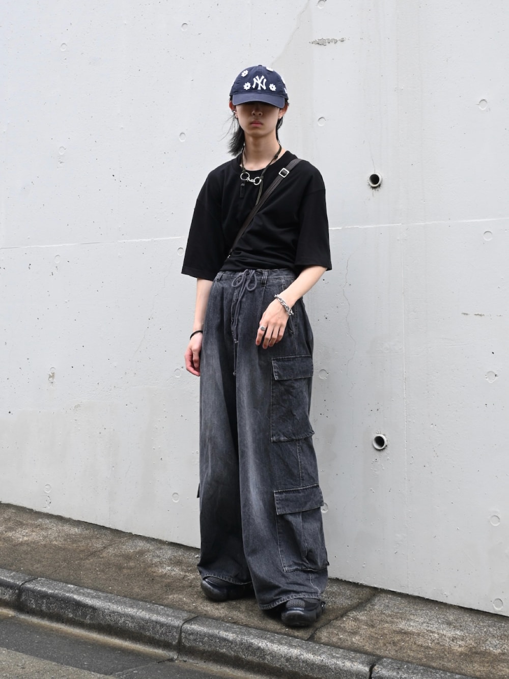 「モノトーン、きれいめカジュアル、雨の日コーデ、春夏コーデ、夏コーデ、モノトーンコーデ、ブラック、Tシャツ、カーゴパンツ、ブラックコーデ、初夏コーデ、いいね、save、フォローお願いします🤑、花柄、キャップ、プチプラコーデ」｜「groundsのgrounds / グラウンズ/ 別注MOOPIE RF/BLACK（スニーカー、ブラック系）」を使った、Uminaさん（メンズ・169cm）の夏コーディネートの1枚目の写真