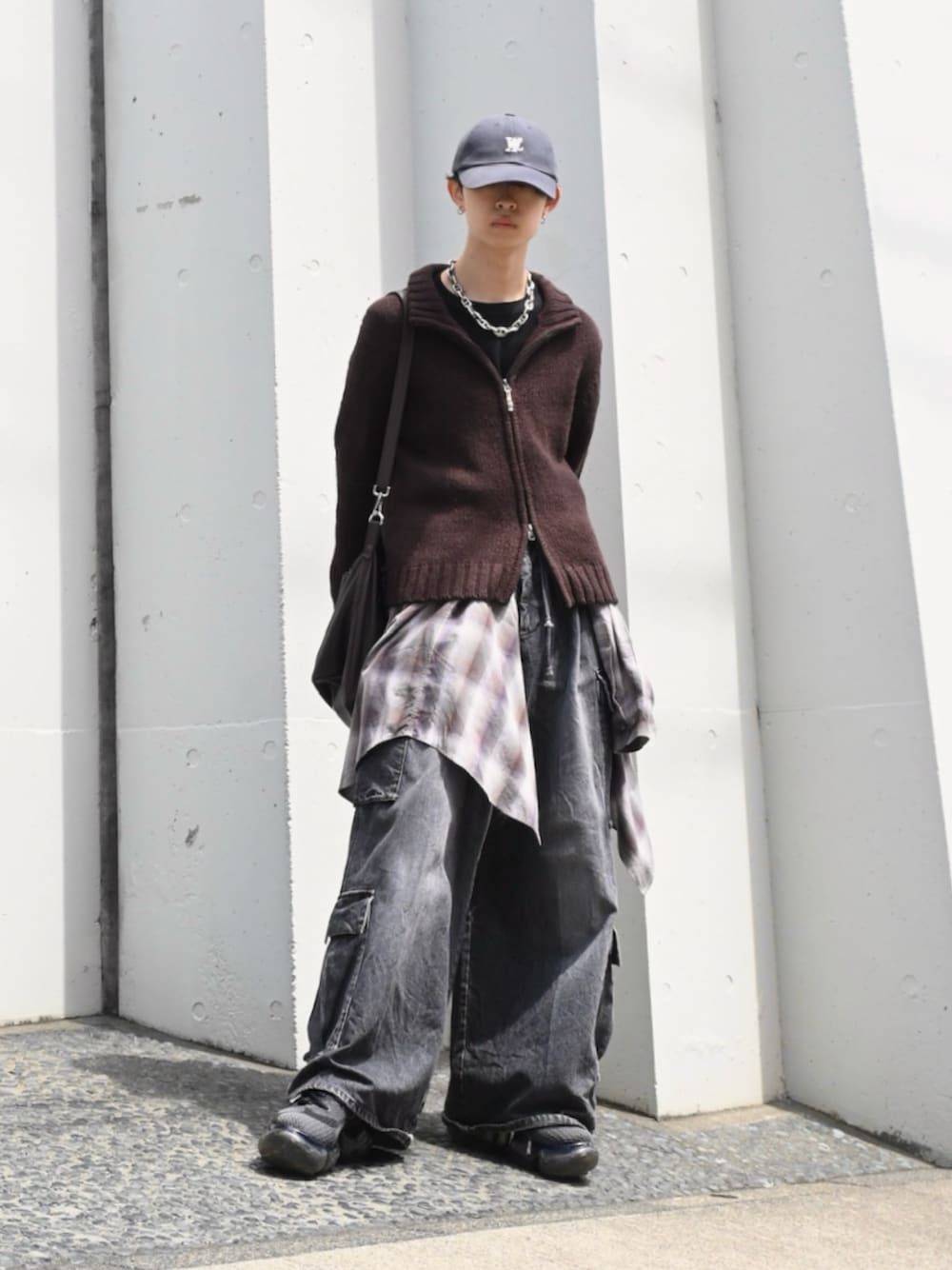 「古着MIX、スポーツミックス、シンプルコーデ、ドライバーズニット、星条旗、腰巻きスタイル、デニム、カーゴパンツ、厚底シューズ、カジュアル、アメカジ、アメカジコーデ、春コーデ、いいね、save、フォローお願いします🤑、キャップ」｜「groundsのgrounds / グラウンズ/ 別注MOOPIE RF/BLACK（スニーカー、ブラック系）」を使った、Uminaさん（メンズ・169cm）の春コーディネートの1枚目の写真