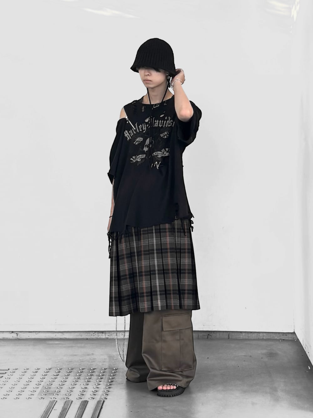 「夏ルックで気分アップ、バケットハット、Tシャツ、ブラック、ブラウン、レイヤードスタイル、スカート、カーゴパンツ、ブラックコーデ、古着MIX、古着、ニット帽、サンダル、モード、黒Tシャツ」｜「BLAYMOREの【BLAYMORE】 String Cord Cargo Pant（カーゴパンツ、グリーン系）」を使った、Uminaさん（骨格ウェーブ・メンズ・169cm）の夏コーディネートの1枚目の写真
