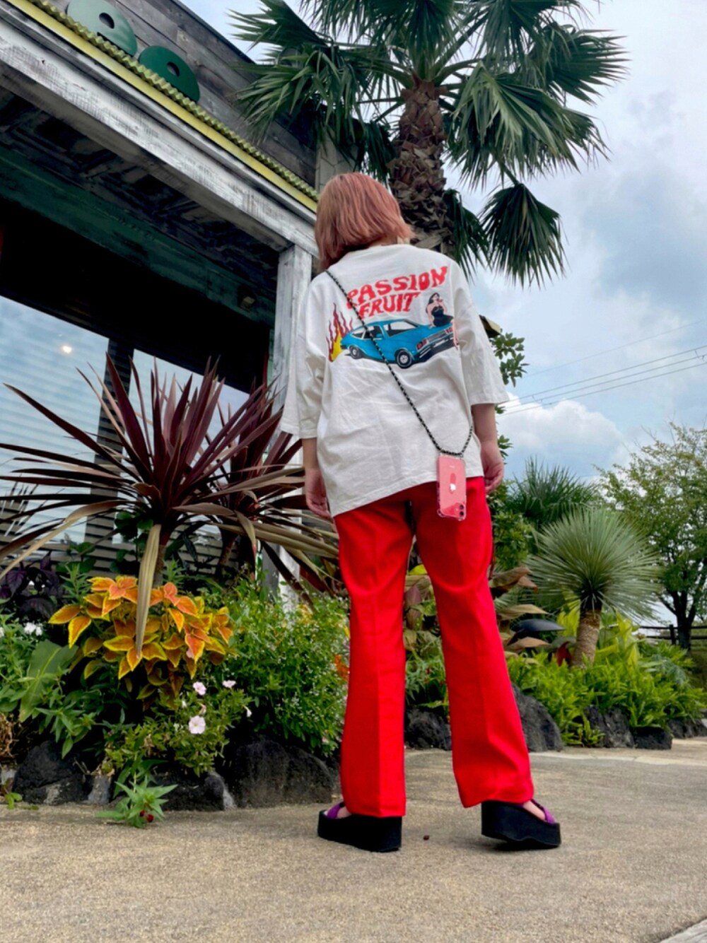 「低身長コーデ、低身長女子、MIDORI KOMATSU、Tシャツ/カットソー、赤パンツ、パンツコーデ、カラフルコーデ、カラーコーデ、ゆったりコーデ、ootd、ラフ、プリントT、148cmコーデ」｜「Lace Ladiesのパラコード付き クリアiPhoneケース（スマホケース/カバー、グリーン系）」を使った、ﾐ ﾅ ﾐさん（レディース・148cm）の秋コーディネートの1枚目の写真