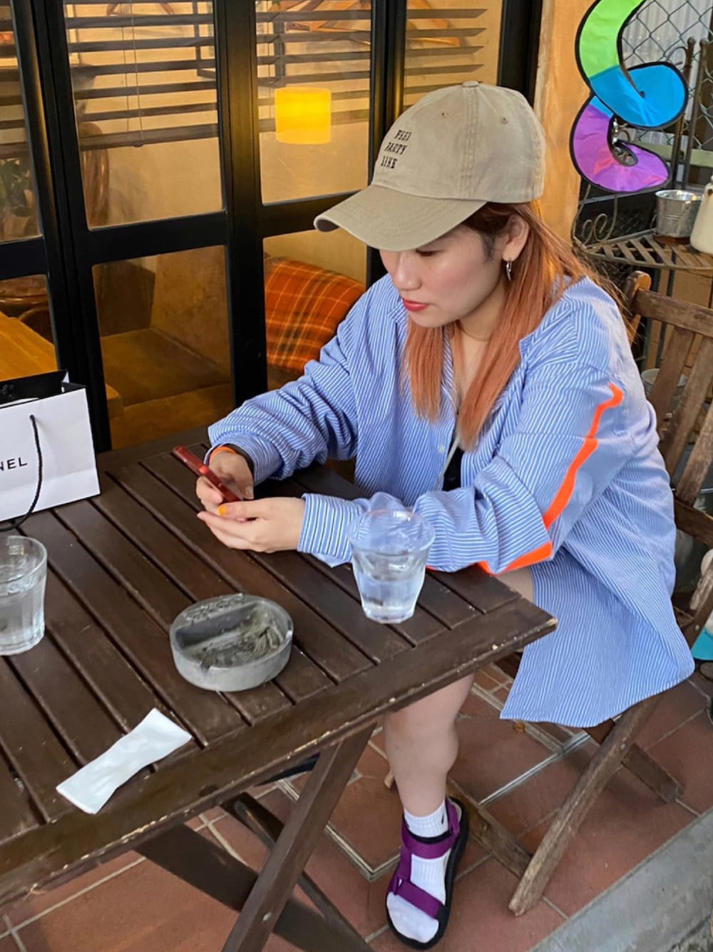 「ボーイッシュ、シャツコーデ、厚底サンダル、靴下 × サンダル、キャップコーデ、カフェコーデ、低身長女子」｜「BEAMSのアイテム（シャツ/ブラウス、ブルー系）」を使った、ﾐ ﾅ ﾐさん（レディース・148cm）の夏コーディネートの1枚目の写真