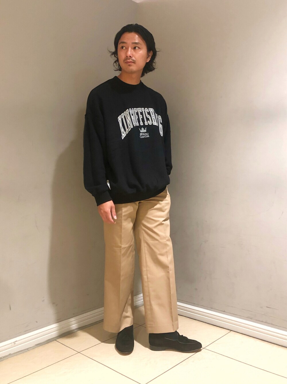 「カジュアルコーデ、秋のコーデ、シンプルスタイル、スラックス、革靴、スウェット、トレンド、ワイドパンツ、おしゃれさんと繋がりたい、ootd」｜「5525Galleryの股上が浅く、足のラインがキレイに出るワイドパンツ。モードっぽくもルーズにも、ダボダボに見られたくないけどワイドパンツ履きたい方におすすめ！（チノパンツ、ベージュ系）」を使った、totti30tkさん（メンズ・175cm）の秋コーディネートの1枚目の写真