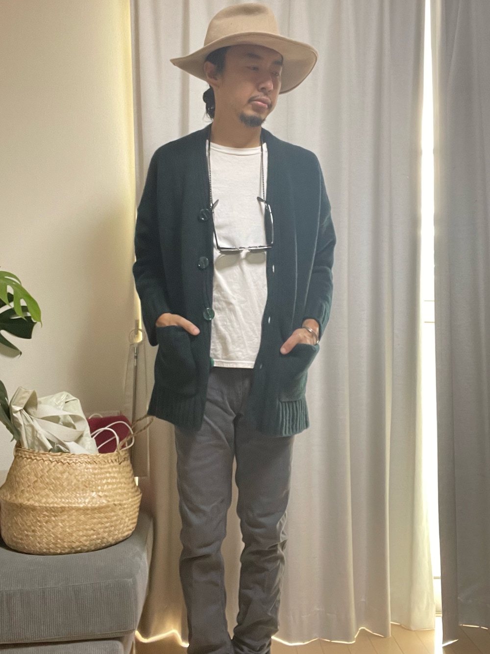 「秋服コーデ、きれいめカジュアル、大人カジュアル、シンプルスタイル、スニーカーコーデ、秋、休日コーデ、今日のコーデ、メンズファッション、キレイめ、ビックシルエット、めがね、スキニーデニム、AcneStudios、ハット」｜「Acne Studiosのアイテム（パンツ、グレー系）」を使った、mattun40さん（メンズ・168cm）の秋コーディネートの1枚目の写真