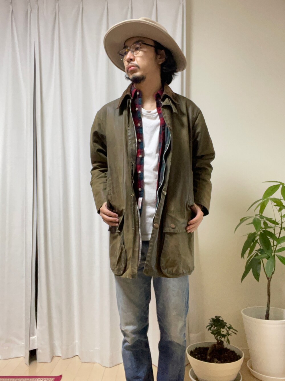 「秋コーデ、今日のコーデ、カジュアルコーデ、大人カジュアル、古着MIX、カーキ、デニムパンツ、チェックシャツ、メガネ男子、休日スタイル、barbour、A.P.C.、PENDLETON」｜「BarbourのCLASSIC NORTHUMBRIA WAX JACKET（ステンカラーコート、グリーン系）」を使った、mattun40さん（メンズ・168cm）の秋コーディネートの1枚目の写真