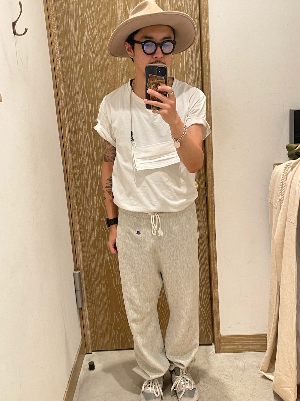 「夏コーデ、カジュアルコーデ、メンズファッション、夏、みんなの白Tフェス、Tシャツ、きれいめカジュアル、シンプル、メガネ男子、ゆるコーデ、大人カジュアル、淡色コーデ、古着MIX」｜「Championのアイテム（スウェットパンツ、グレー系）」を使った、mattun40さん（メンズ・168cm）の夏コーディネートの1枚目の写真