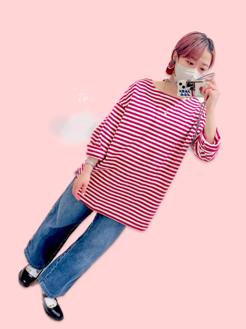 ピンク系のTシャツ/カットソー、ブルー系のデニムパンツ、ブラック系のバレエシューズを着用したレディースの春コーディネートの1枚目の写真