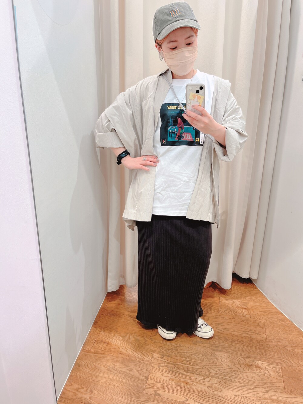 ブルー系のシャツ/ブラウス、グレー系のワンピース、ホワイト系のTシャツ/カットソーを着用したレディースの春コーディネートの1枚目の写真