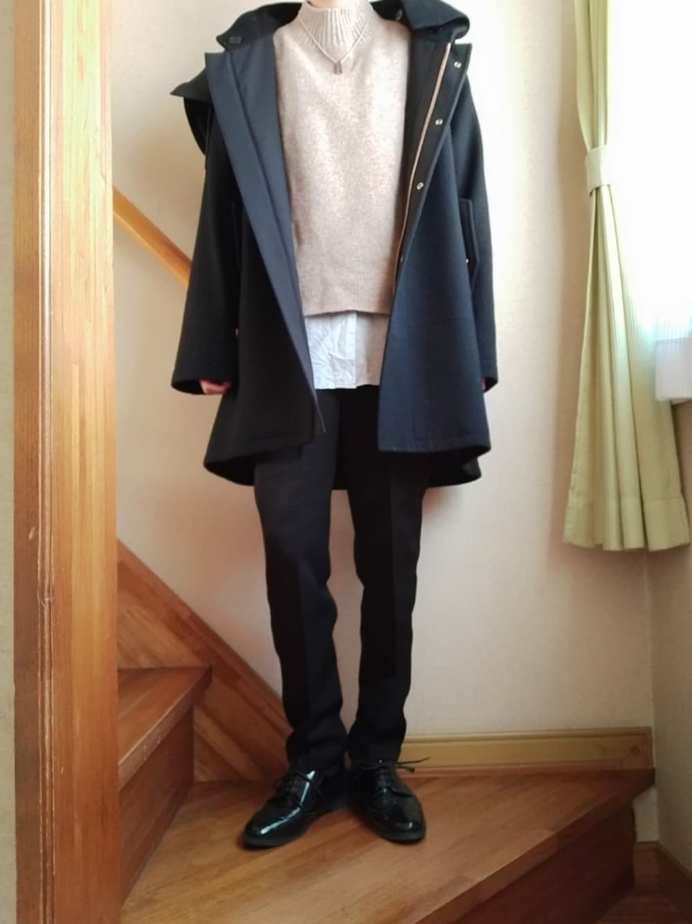 グレー系のシャツ/ブラウス、ブラック系のスラックス、シルバー系のネックレスを着用したレディースの冬コーディネートの1枚目の写真