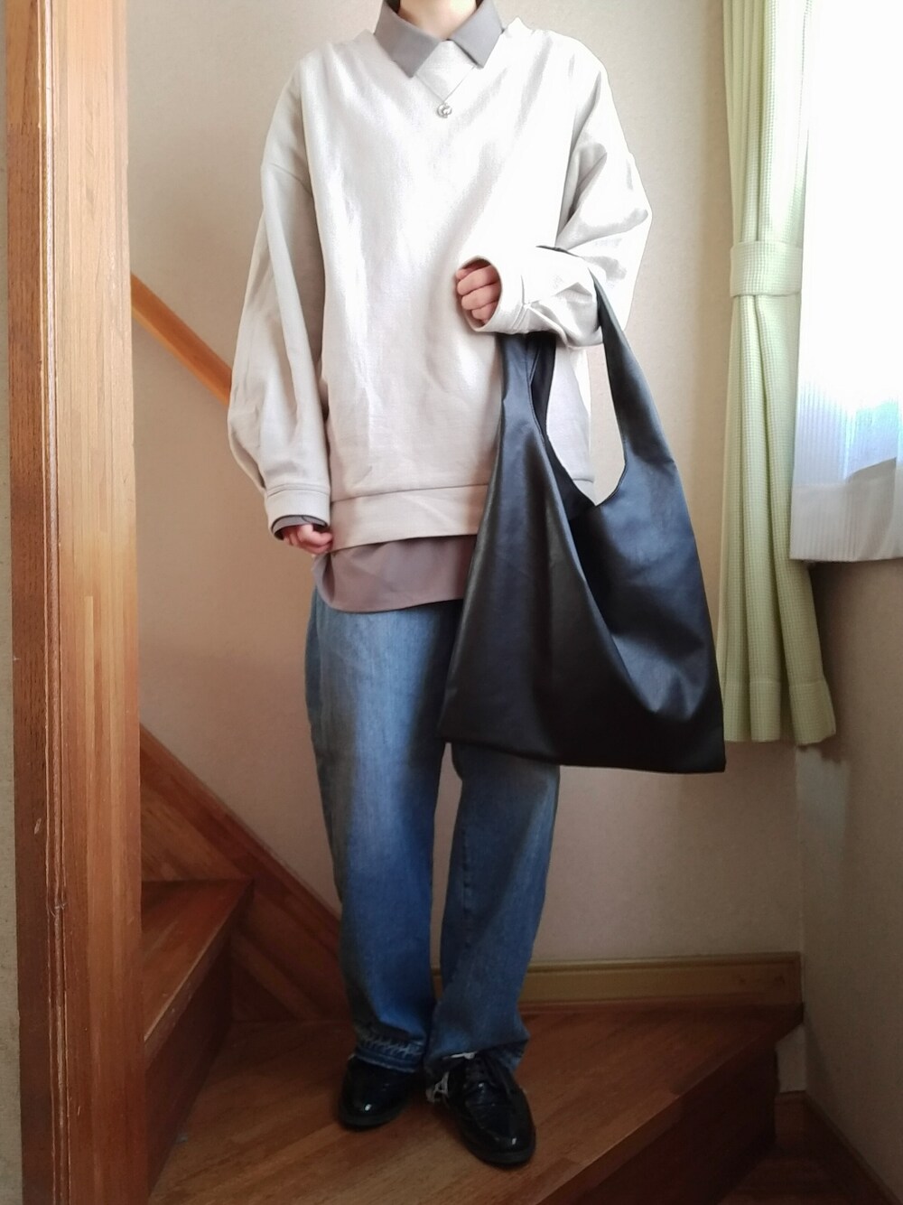 グレー系のシャツ/ブラウス、ブラック系のトートバッグ、シルバー系のネックレスを着用したレディースの冬コーディネートの2枚目の写真