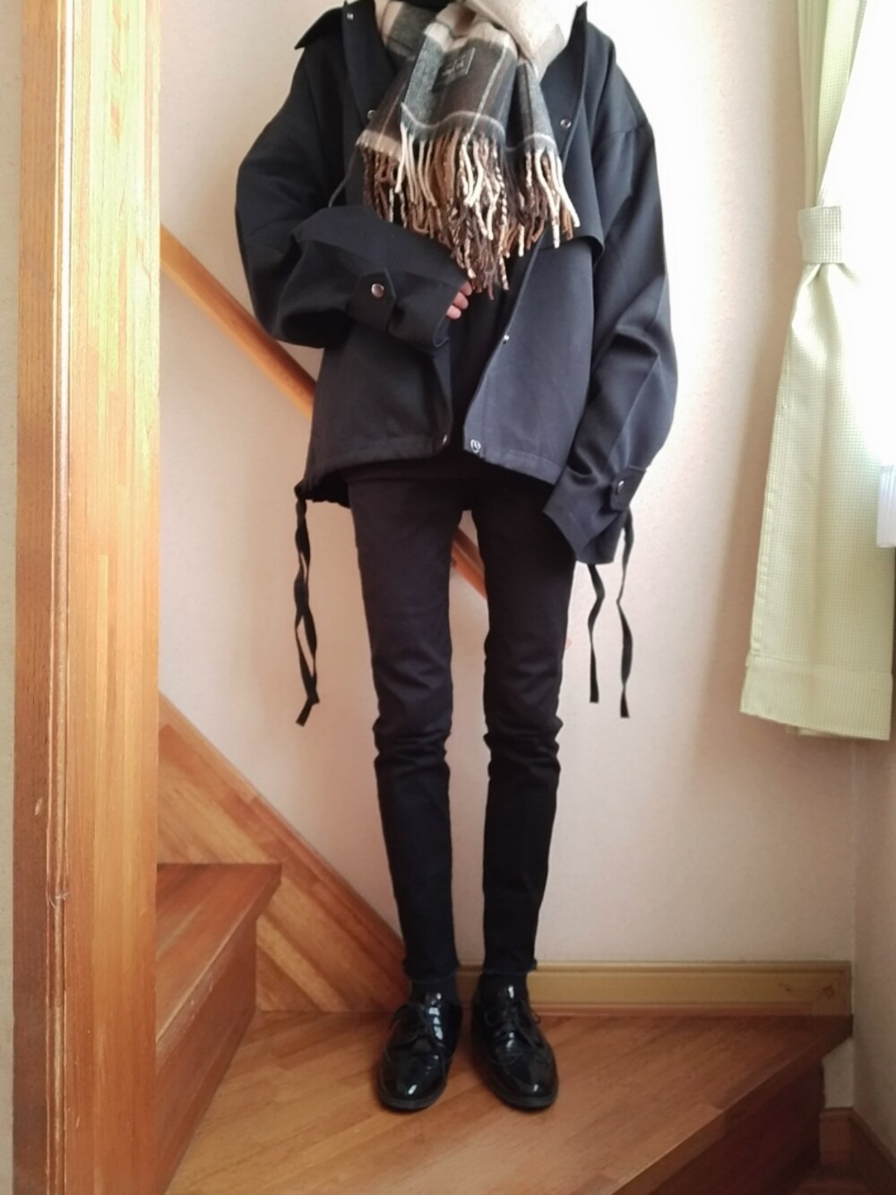 ブラック系のブルゾンを着用したレディースの秋コーディネートの1枚目の写真