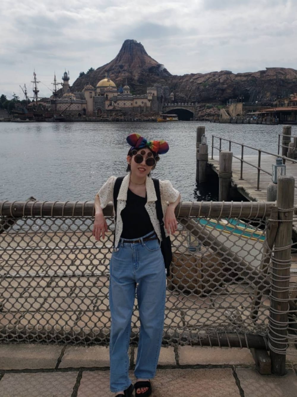 「夏、ディズニー、ディズニーコーデ、デニム、デニムパンツ、デニムコーデ、シャツスタイル、タンクトップ、スポーツサンダル」｜「ROPE' PICNICの【ウエスト革命デニム】ウエストシェイプカービーデニム（デニムパンツ、ブルー系）」を使った、fluffyさん（レディース・153cm）の夏コーディネートの1枚目の写真