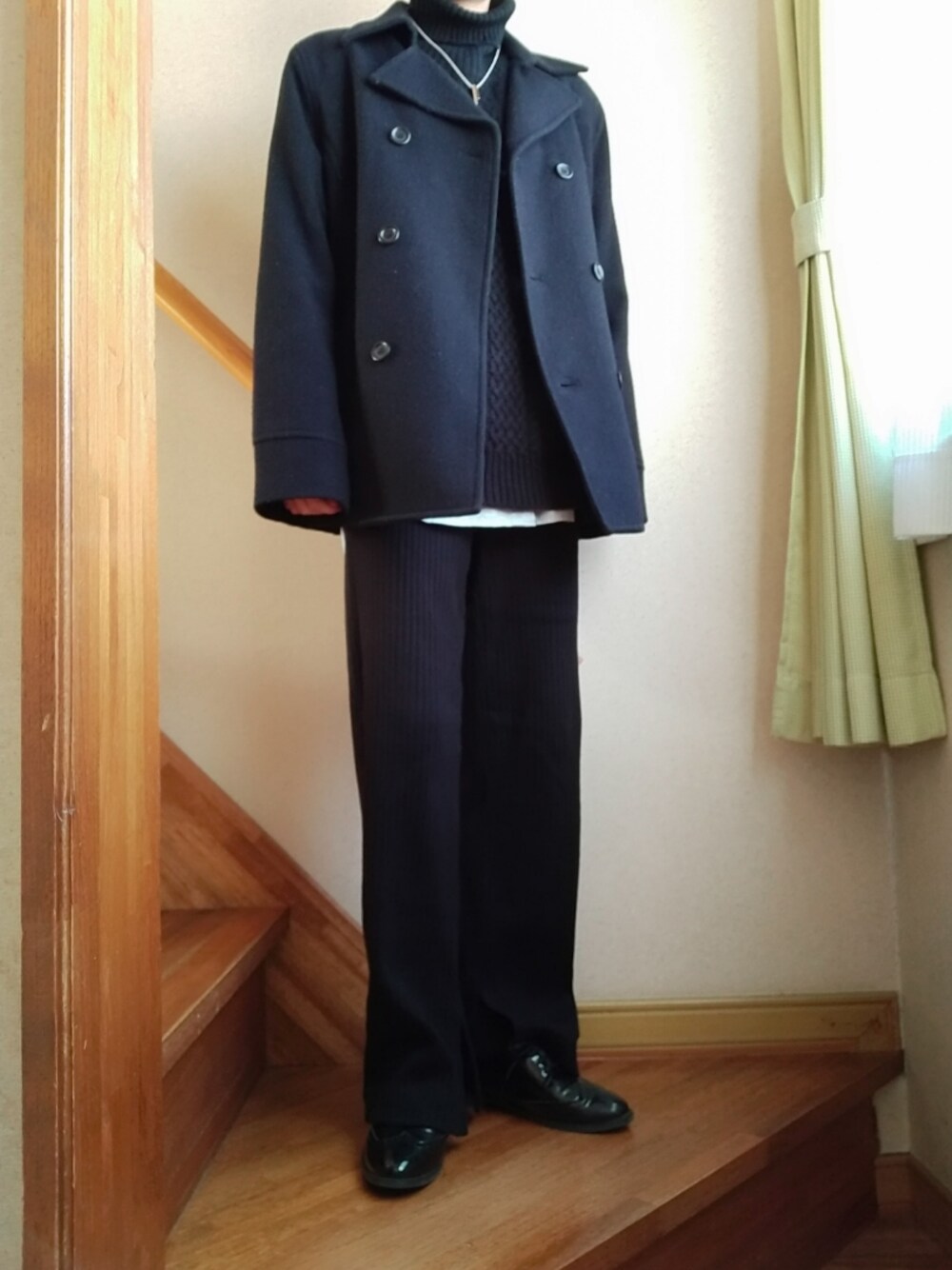 グレー系のシャツ/ブラウス、シルバー系のネックレスを着用したレディースの冬コーディネートの1枚目の写真