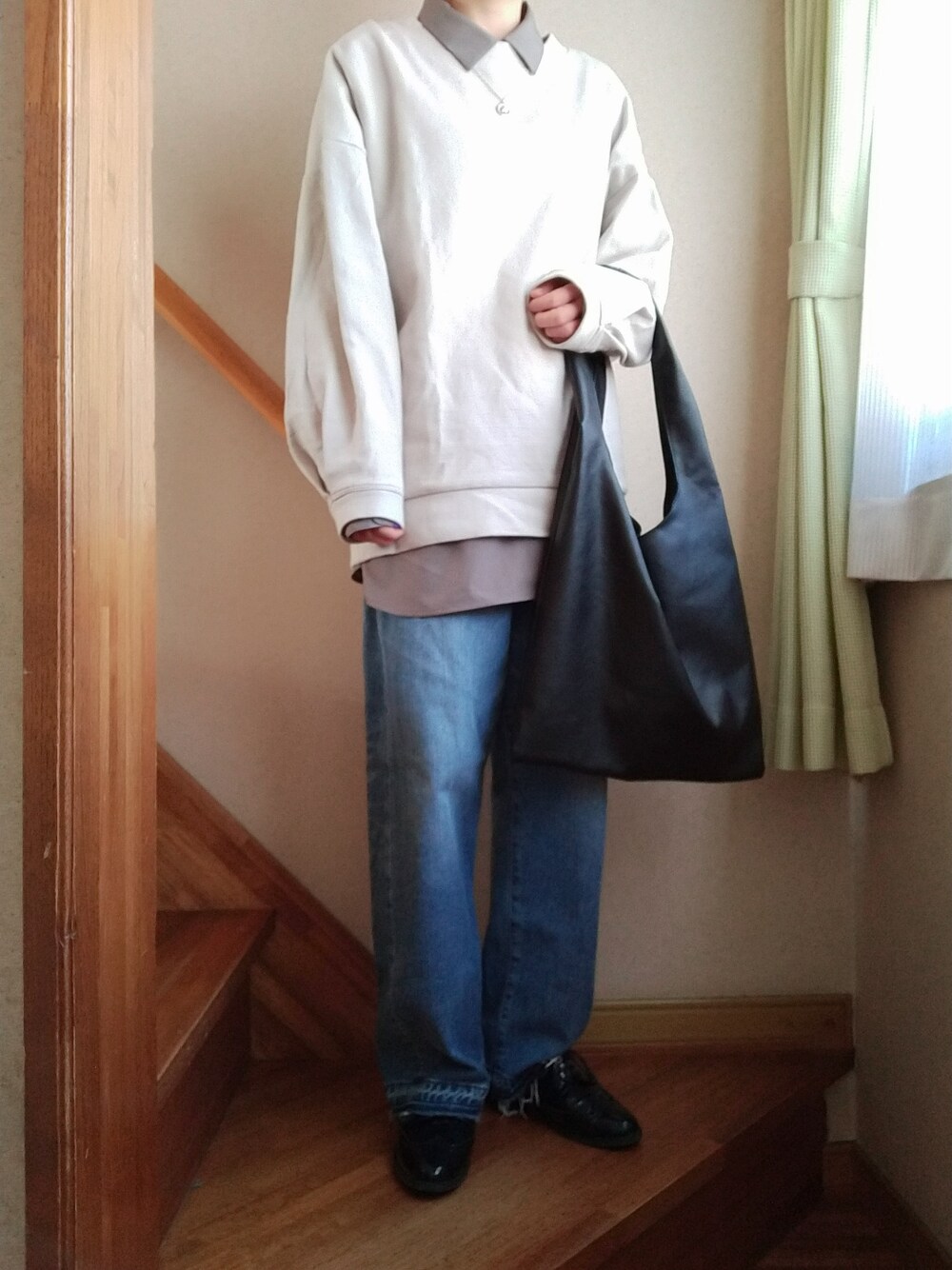 グレー系のシャツ/ブラウス、ブラック系のトートバッグ、シルバー系のネックレスを着用したレディースの冬コーディネートの1枚目の写真