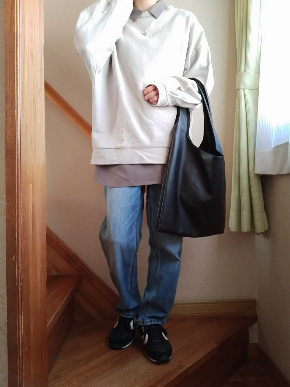 グレー系のシャツ/ブラウス、ブラック系のトートバッグ、シルバー系のネックレスを着用したレディースの冬コーディネートの4枚目の写真