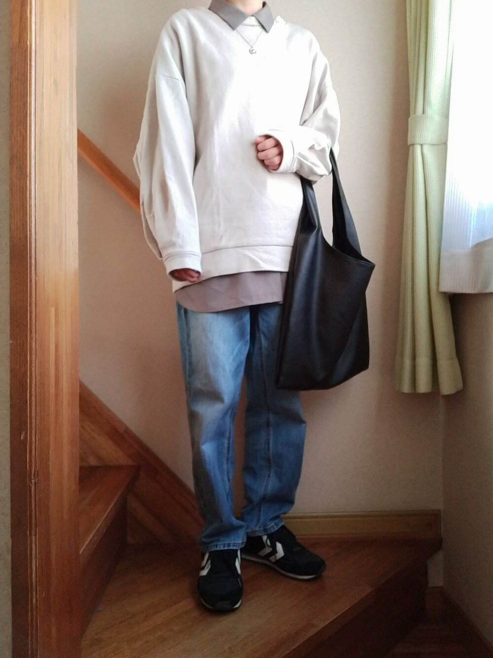 グレー系のシャツ/ブラウス、ブラック系のトートバッグ、シルバー系のネックレスを着用したレディースの冬コーディネートの3枚目の写真