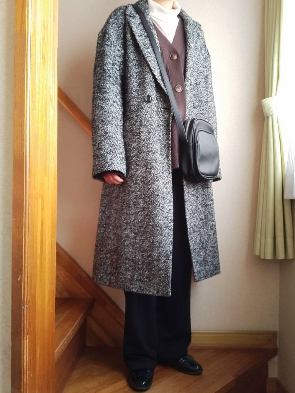 ベージュ系のTシャツ/カットソー、ブラウン系のカーディガン/ボレロ、ブラック系のスラックスを着用したレディースの冬コーディネートの2枚目の写真