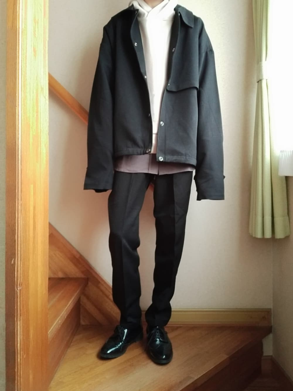 ブラック系のブルゾン、グレー系のシャツ/ブラウス、ブラック系のスラックスを着用したレディースの秋コーディネートの1枚目の写真