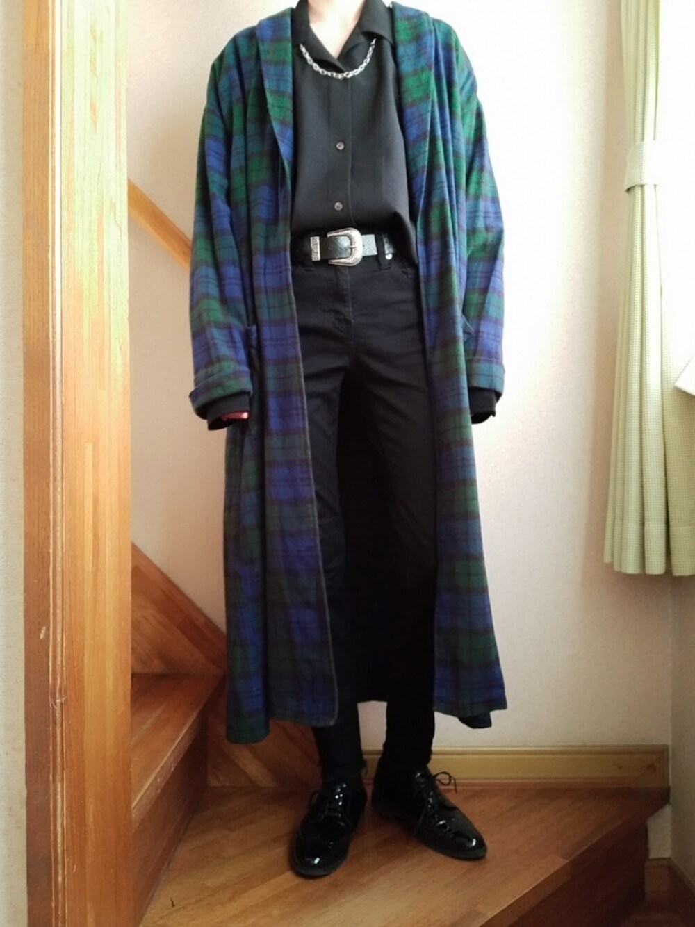 ブラック系のシャツ/ブラウス、シルバー系のネックレスを着用したレディースの秋コーディネートの1枚目の写真