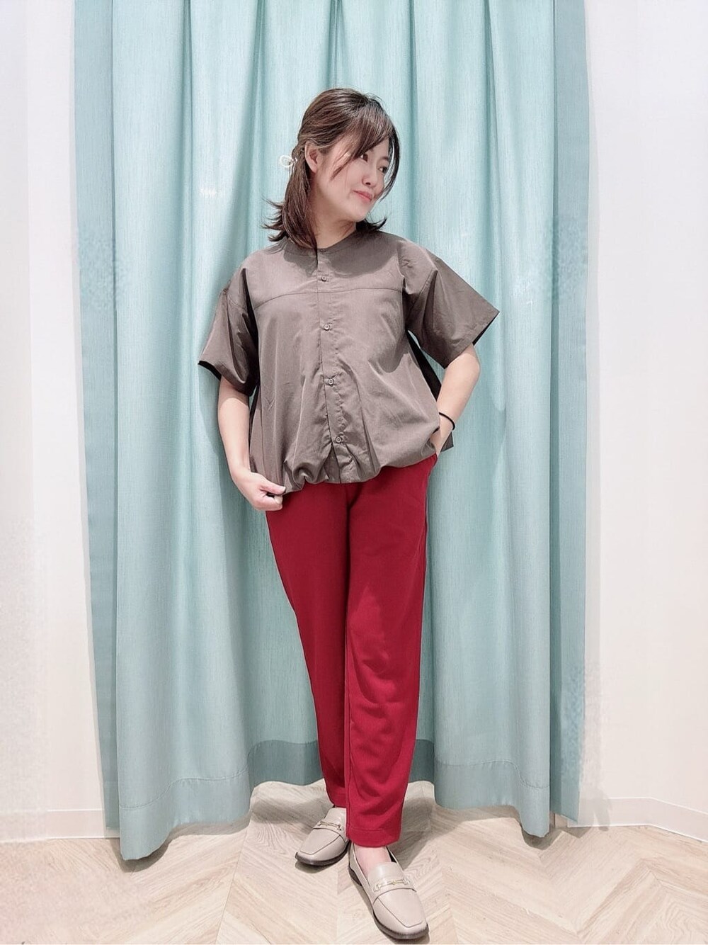 ブラウン系のシャツ/ブラウス、レッド系のその他パンツ、ベージュ系のその他シューズを着用したレディースの夏コーディネートの1枚目の写真