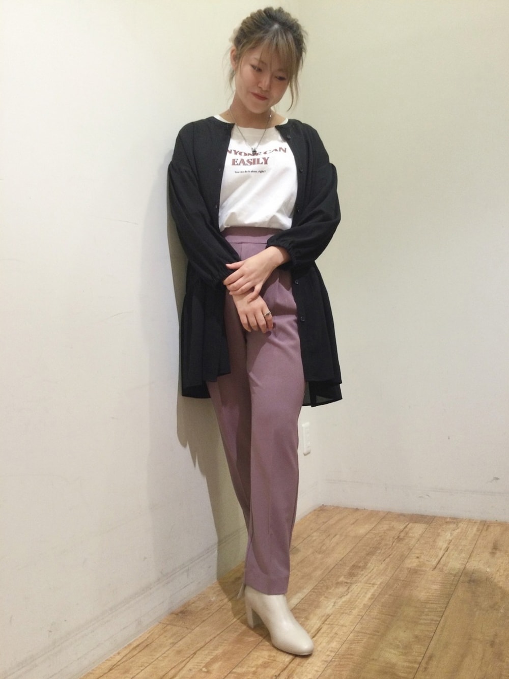 ブラック系のシャツ/ブラウス、ホワイト系のTシャツ/カットソー、パープル系のその他パンツを着用したレディースの秋コーディネートの1枚目の写真