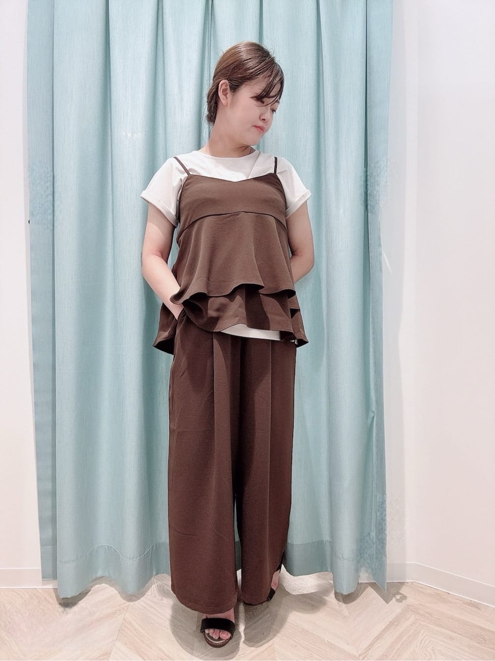 ベージュ系のTシャツ/カットソー、ブラウン系のタンクトップ、ブラウン系のその他パンツを着用したレディースの夏コーディネートの1枚目の写真
