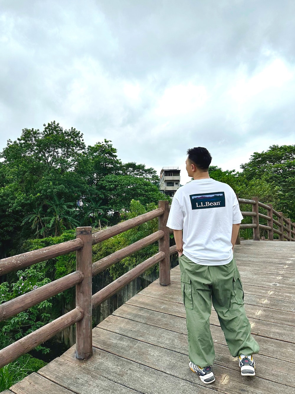 「L.L. Bean、LOWRYS FARM、PUMA hellyhansen」｜「LOWRYS FARMのミリタリーカーゴパンツ　178070（カーゴパンツ、グリーン系）」を使った、duncanchoさん（メンズ・173cm）の春コーディネートの1枚目の写真