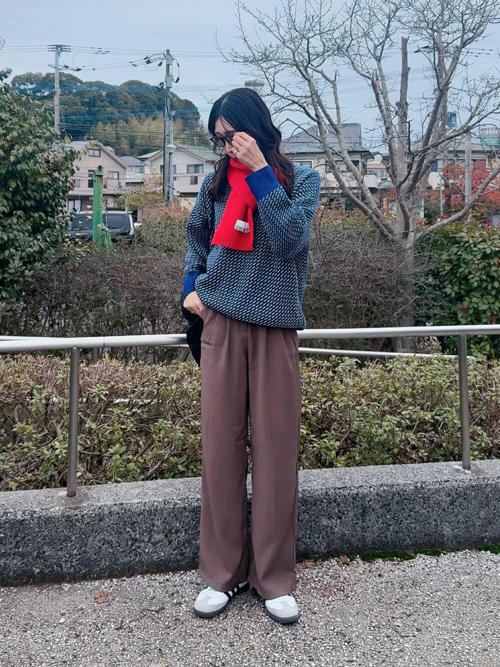 「カジュアルコーデ、オトナ女子、シンプル、きれいめカジュアル、着回しコーデ、ニット、マフラー、スニーカー、リュック」｜「L.L.Beanのビーンズ・クラシック・ラグ・ウール・セーター、クルーネック　バーズアイ ジャパン・フィット（ニット/セーター、ブルー系）」を使った、YURIさん（骨格ナチュラル・レディース・166cm）の冬コーディネートの1枚目の写真