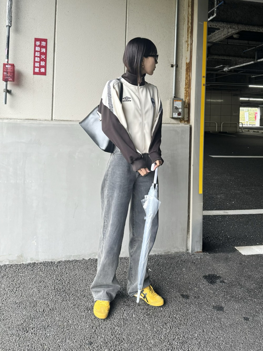 「春服コーデ、春のおしゃ見えテクニック、パンツコーデ、プチプラコーデ、スニーカー、シンプルスタイル、春服みてみて、ジャージ、デニム」｜「FREAK'S STOREのUMBRO × FREAK'S STORE/アンブロ 別注 Track Jacket/別注トラックジャケット（ジャージ、ホワイト系）」を使った、YURIさん（骨格ナチュラル・レディース・166cm）の春コーディネートの1枚目の写真