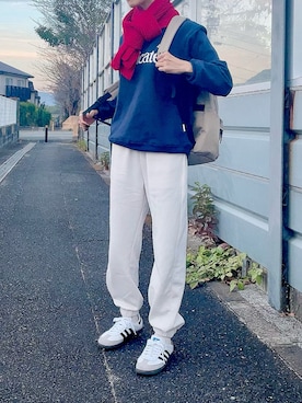 「ネイビー×ホワイト」｜「アイテム（スウェットパンツ）」を使った、YURIさん（レディース・166cm）の冬コーディネート