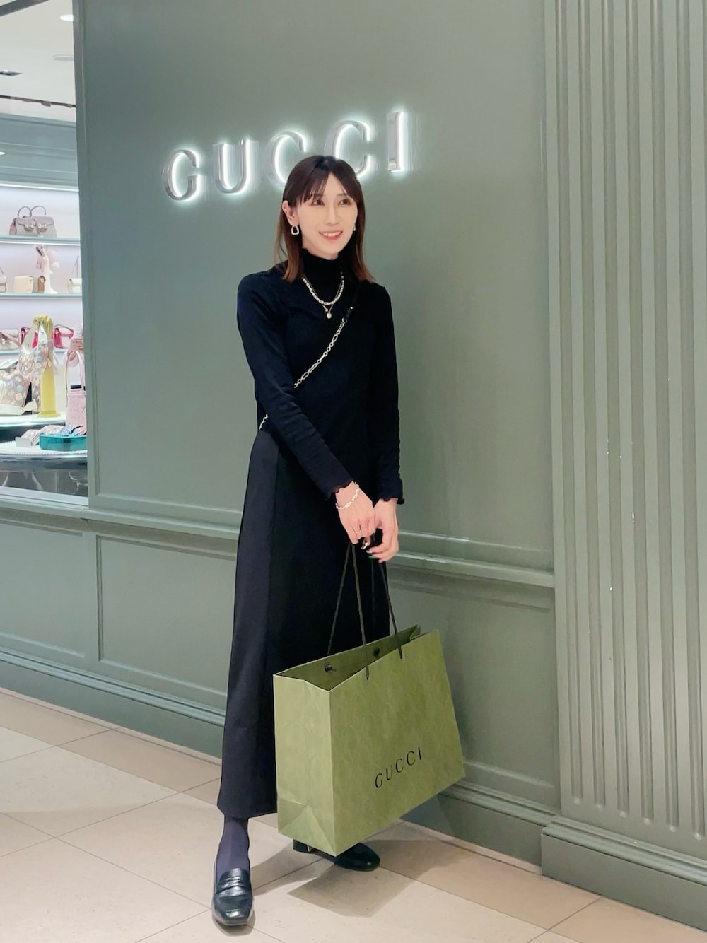 「オールブラック、キャミワンピ、シースルートップス、きれいめカジュアル、楽チンコーデ、シンプルスタイル、大人可愛い、ワントーンコーデ、プチプラコーデ、レイヤードスタイル、ワンピーススタイル、キャミワンピース、Maison Margiela、KOBE LETTUCE、スリットスカート」｜「KOBE LETTUCEのカットジョーゼットストレートキャミソールワンピース（ワンピース、ブラック系）」を使った、YURIさん（骨格ナチュラル・レディース・165cm）の春コーディネートの1枚目の写真