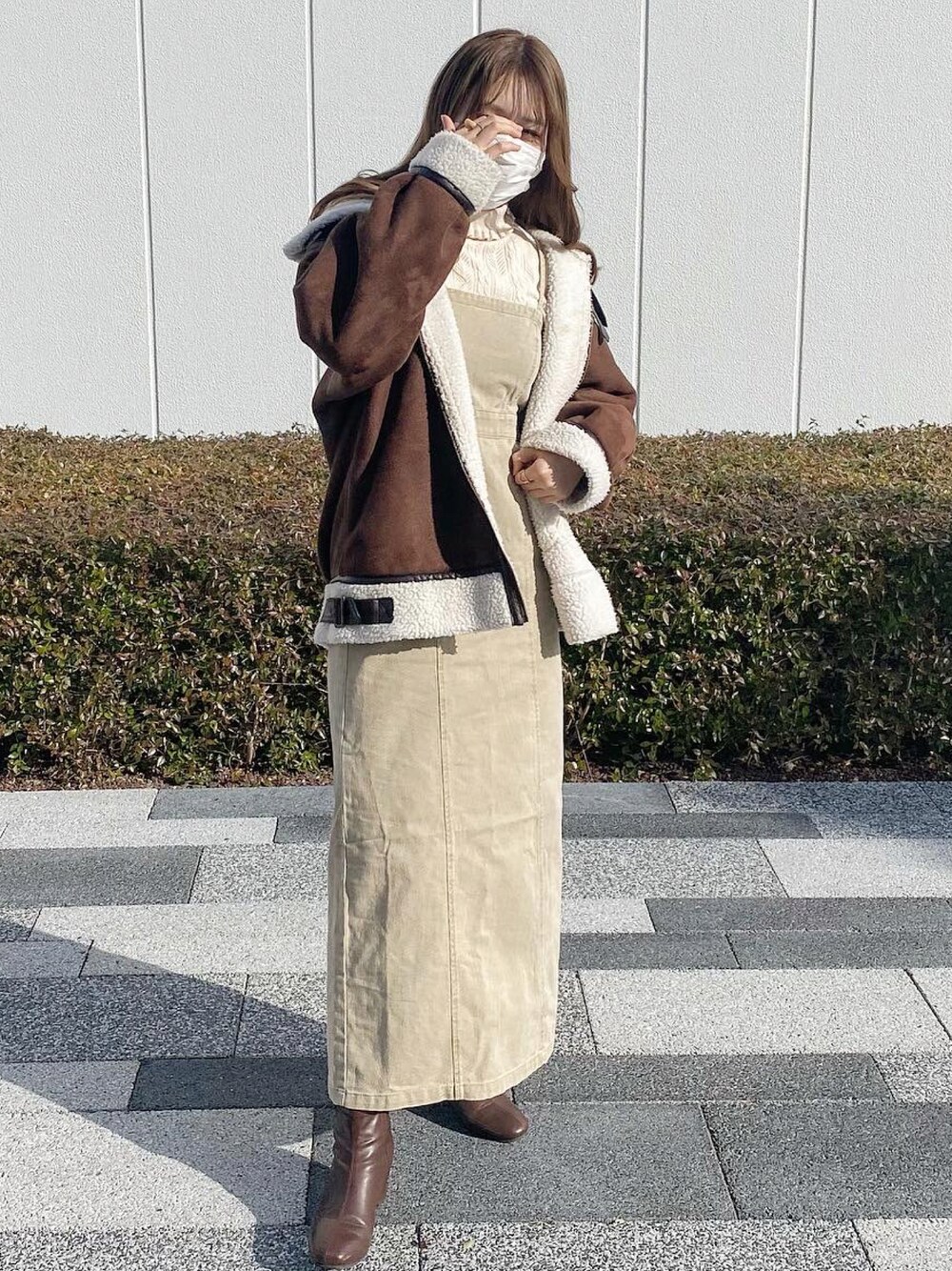 「カジュアルコーデ、休日スタイル、着回しコーデ、今日のコーデ、プチプラ、キレイめ、ワンピース、淡色コーデ、淡色女子、ボアジャケット、おしゃれさんと繋がりたい、いいね、save、フォローお願いします🤑、私の推しブランド、消えそうな色コーデ、ロングスカート」｜「NEUNAのハイウエストロングデニムキャミワンピース（ワンピース、ベージュ系）」を使った、すちゃさん（レディース・160cm）の冬コーディネートの1枚目の写真