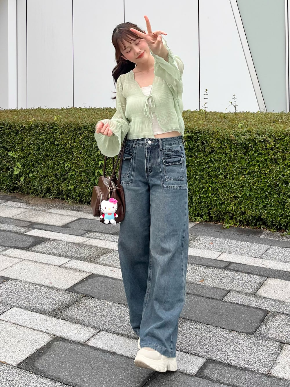 「ワイドパンツ、グリーン、カフェコーデ、シアートップス、シアーシャツ、プチプラ、着回しコーデ、初夏コーデ、雨の日コーデ、春夏コーデ、お洒落さんとつながりたい、いいね、save、フォローお願いします🤑、厚底スニーカー、爽やかコーデ、ショルダーバッグ」｜「mlineの[mline]シアー楊柳ショートブラウス（シャツ/ブラウス、グリーン系）」を使った、すちゃさん（骨格ウェーブ・レディース・160cm）の春コーディネートの1枚目の写真