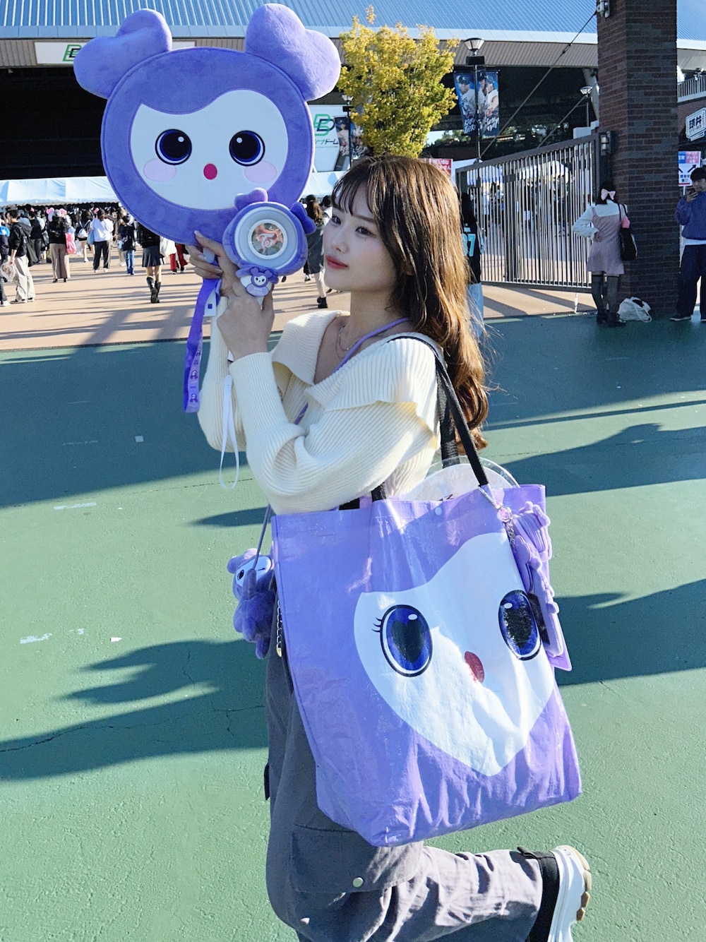 カーゴパンツを使った「参戦服」の人気ファッション