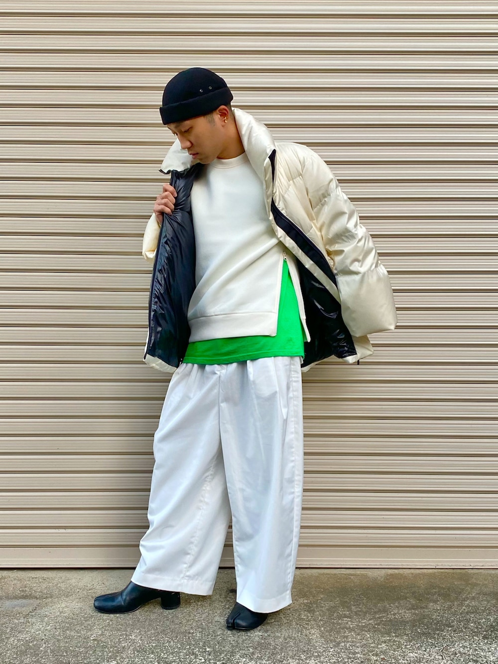 「スウェット、ダウンジャケット、ブーツ、グリーン、ホワイト、UNIQLO、ユニクロ、ワイドパンツ、プチプラ、きれいめカジュアル、ホワイトコーデ、低身長、低身長コーデ、足袋ブーツ、ロールキャップ」｜「niko and...のロールキャップ（キャップ、ブラック系）」を使った、tysai :)さん（メンズ・164cm）の秋コーディネートの1枚目の写真