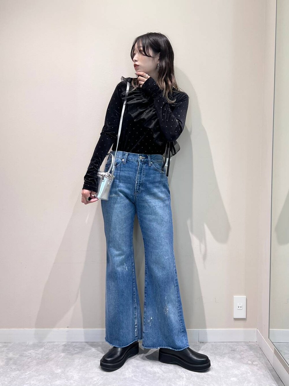 その他のデニムパンツ、ブラック系のブーツ、グレー系のTシャツ/カットソーを着用したレディースの秋コーディネートの1枚目の写真