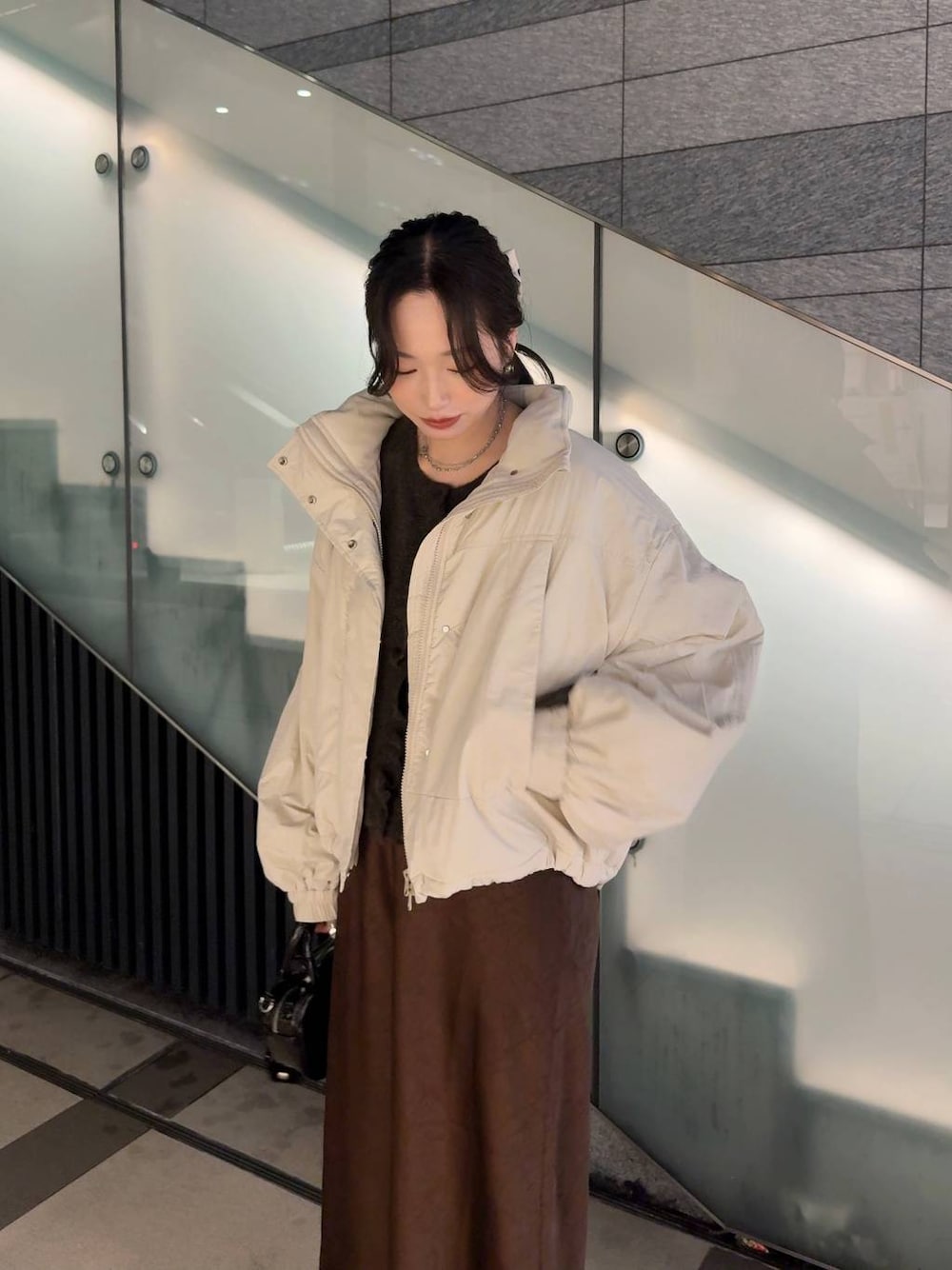 ホワイト系のその他アウター、ブラウン系のスカート、ブラウン系のニット/セーターを着用したレディースの秋コーディネートの1枚目の写真